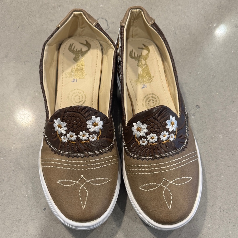 Brown Floral Embroidered Shoes Size 21
